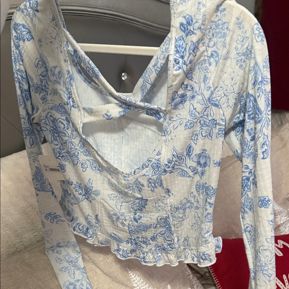 Blue Floral Long Sleeve Top - brand new with Tags!! Size Medium. - Picture 7 of 9
